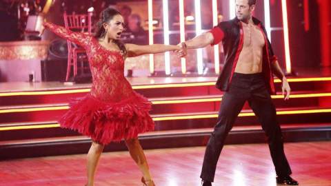 Levy hizo alarde de su sangre cubana, al desplazarse por la pista con sensuales y potentes movimientos de cadera al ritmo de salsa.