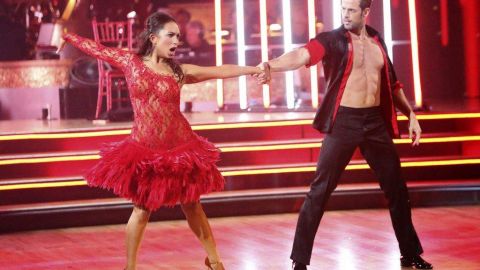Levy hizo alarde de su sangre cubana, al desplazarse por la pista con sensuales y potentes movimientos de cadera al ritmo de salsa.