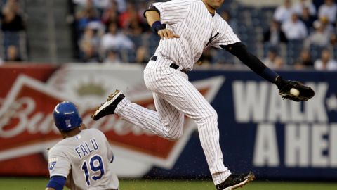 Derek Jeter evita la barrida de Irving Falu (izq.), de KC, tras ponerlo out en segunda en el tercer inning.