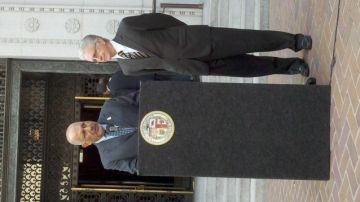 Los concejales Dennis Zine y  Paul Krekorian.