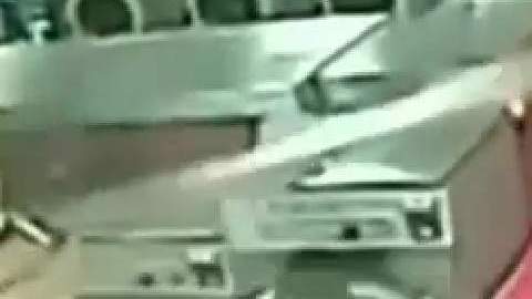 Imagen tomada del video de una cámara de seguridad en la que se ve al padre metiendo a su hijo dentro de la lavadora.