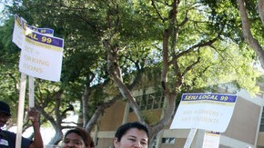Trabajadores de  cafeterías escolares del sindicato SEIU, protestaron  ayer afuera de las oficinas del distrito.