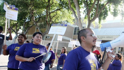 Trabajadores de  cafeterías escolares del sindicato SEIU, protestaron  ayer afuera de las oficinas del distrito.