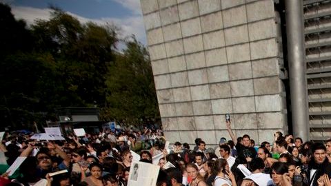 Los manifestantes se congregaron con mantas en blanco en el polémico monumento Estela de Luz.