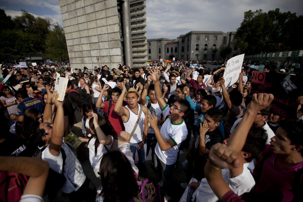 Los manifestantes se congregaron con mantas en blanco en el polémico monumento Estela de Luz.