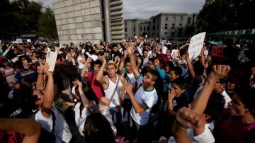 Los manifestantes se congregaron con mantas en blanco en el polémico monumento Estela de Luz.
