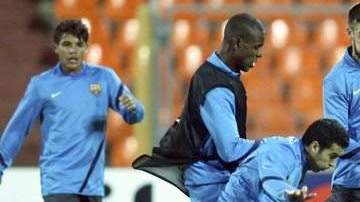 Jugadores del Barsa entre ellos Jonathan dos Santos (izq.) juegan con el balón durante la práctica previa al duelo ante Sporting.