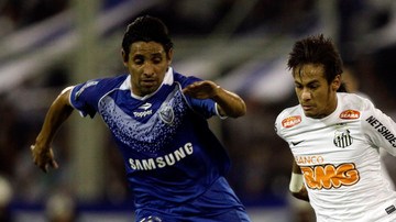 Neymar, del Santos, trata de llevarse el balón ante la marca de los jugadores de Gino Peruzzi (izq) y Víctor Zapata, de Vélez Sarsfield's la semana pasada.