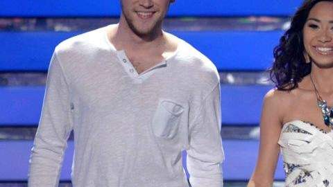 Los finalistas Phillip Phillips y Jessica Sánchez aparecen en el escenario del "American Idol".