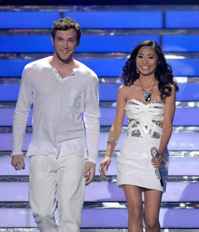 Los finalistas Phillip Phillips y Jessica Sánchez aparecen en el escenario del "American Idol".