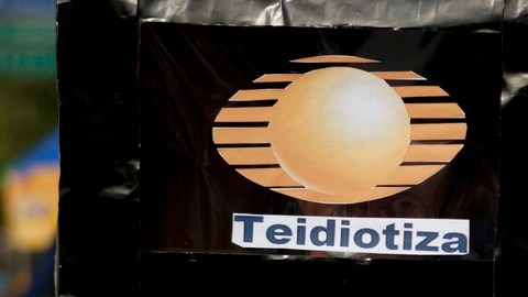 Alumnos y organizaciones civiles se congregaron en torno a la Estela de Luz, en la capital mexicana,  e hicieron una severa crítica a los medios y cadenas de televisión de ese país.