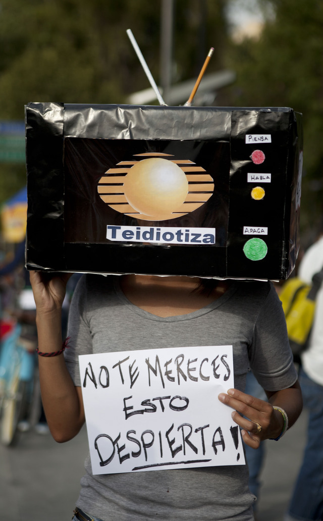 Alumnos y organizaciones civiles se congregaron en torno a la Estela de Luz, en la capital mexicana,  e hicieron una severa crítica a los medios y cadenas de televisión de ese país.