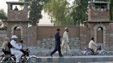 Un hombre pakistaní camina frente a la cárcel central en Peshawar..