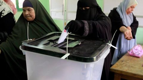 Una mujer egipcia vota en un colegio electoral de la capital, en la primera vuelta de unas históricas elecciones presidenciales, en El Cairo, Egipto.