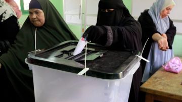 Una mujer egipcia vota en un colegio electoral de la capital, en la primera vuelta de unas históricas elecciones presidenciales, en El Cairo, Egipto.