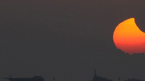El eclipse lunar,  conocido como 'el anillo de fuego', visto desde Xiamen, en la provincia Fujian, en el sureste de  China.