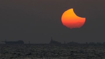 El eclipse lunar,  conocido como 'el anillo de fuego', visto desde Xiamen, en la provincia Fujian, en el sureste de  China.