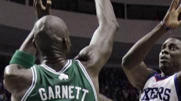 Jrue Holiday, de los 76ers, fue clave ayer  para Filadelfia, aquí se apres- ta a encestar sobre la marca de Kevin Garnett y Mickael Pietrus.