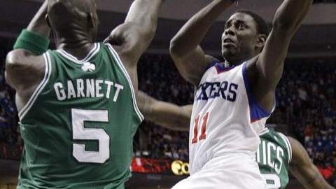 Jrue Holiday, de los 76ers, fue clave ayer  para Filadelfia, aquí se apres- ta a encestar sobre la marca de Kevin Garnett y Mickael Pietrus.