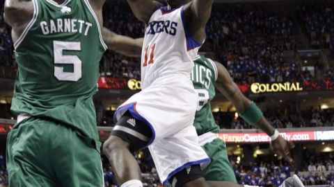 Jrue Holiday, de los 76ers, fue clave ayer para Filadelfia, aquí se apres- ta a encestar sobre la marca de Kevin Garnett y Mickael Pietrus.