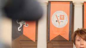 La líder demócrata del la Cámara Baja, Nancy Pelosi,  y el congresista Xavier Becerra  se reunieron con estudiantes.