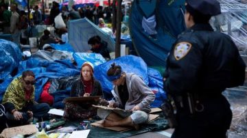 La Policía de Nueva York desalojó por la fuerza a Ocupa Wall Street del  Zuccotti Park el 15 de noviembre de 2011.