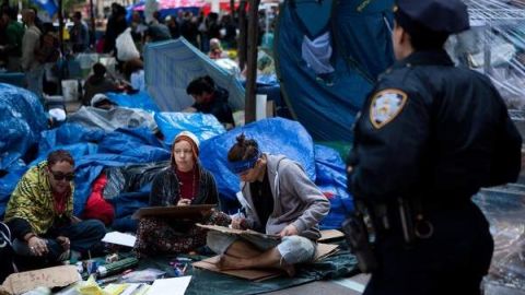 La Policía de Nueva York desalojó por la fuerza a Ocupa Wall Street del Zuccotti Park el 15 de noviembre de 2011.