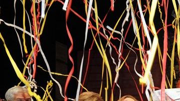 El momento de celebración en la entrega de $1.5 millones en  donaciones de Walt Disney World.