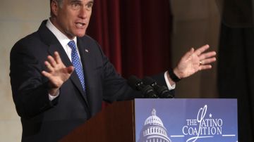 El candidato republicano Mitt Romney habló ante líderes latinos en Washington DC.