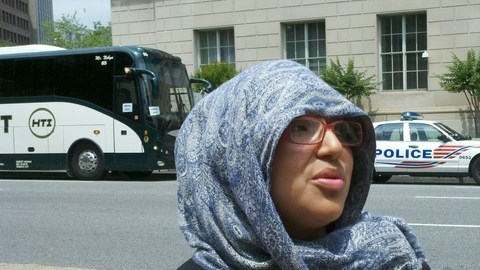 Lucy, una estudiante indocumentada, intentó cuestionar a Mitt Romney por apoyar la deportación de los 'dreamers'.