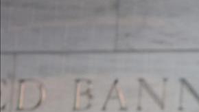 En primer plano, Carla Zamora y a su derecha Richard Vacaflor Rosales sonrien hoy durante el día de su naturalización.