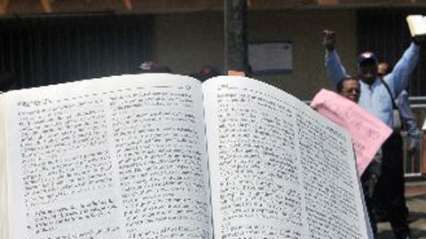 Miembros de las Iglesias Evangélicas protestan frente a la Asamblea Nacional en Managua.