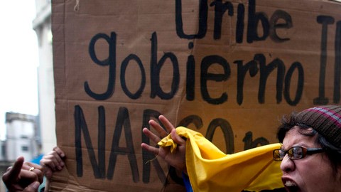 Cientos de personas manifestaron su repudio a la presencia de Álvaro Uribe en Buenos Aires y las políticas que llevó a cabo en Colombia.