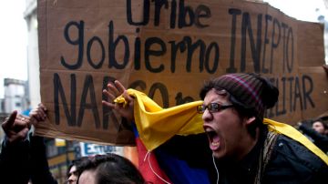 Cientos de personas manifestaron su repudio a la presencia de Álvaro Uribe en Buenos Aires y las políticas que llevó a cabo en Colombia.
