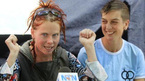 La pareja de jóvenes inglesas Helen Bicknell (d) y Nicola Rothon (i) habla durante una conferencia de prensa en la capital ecuatoriana.