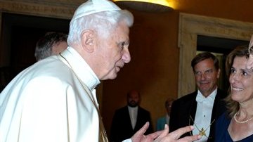 Gotti Tedeschi (derecha) fue destituido gracias mediante un voto de censura por parte del consejo supervisor del Banco Vaticano.