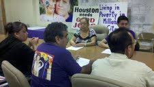 Trabajadores de limpieza de Houston afiliados al sindicato SEIU discuten si ir a huelga para conseguir mejores condiciones laborales.