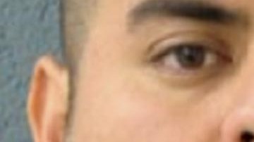 Las autoridades informaron que Jiménez, de 30 años, es buscado por homicidio en primer grado y se presume que se encuentra en México, posiblemente en el estado de Durango.