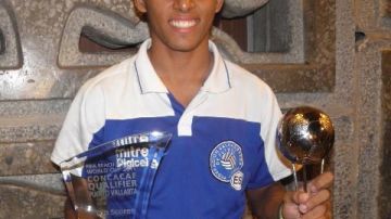 El futbolista playero 'Frank' Velásquez con los títulos que ha logrado.