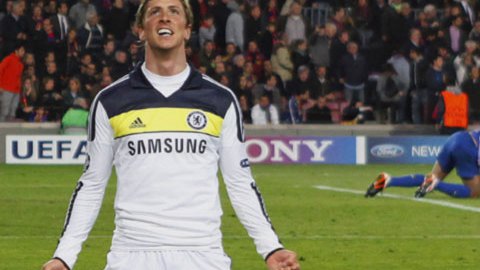 Fernando Torres del Chelsea celebra su gol contra el Barcelona.