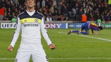 Fernando Torres del Chelsea celebra su gol contra el Barcelona.