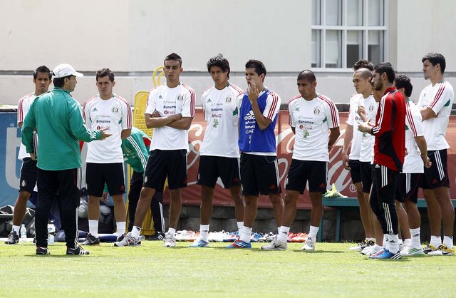 El entrenador de la selección mexicana 'Chepo' De la Torre da instrucciones a sus jugadores durante una práctica antes del viaje a Estados Unios.