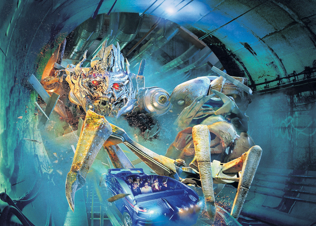 El viajero se sumerge en la acción de Transformers en la nueva atracción 'Transformers: The Ride-3D', que se inaugura hoy.