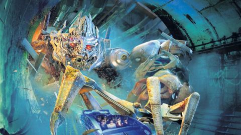El viajero se sumerge en la acción de Transformers en la nueva atracción 'Transformers: The Ride-3D', que se inaugura hoy.