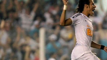 Neymar celebra el triunfo de su equipo, Santos de Brasil, tras vencer ayer en tiros penales al Vélez de Ar- gentina en la  Libertadores para avanzar a semifinales y seguir así en la ruta de la defensa del título.