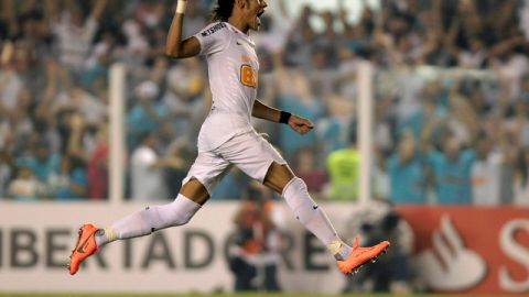 Neymar celebra el triunfo de su equipo, Santos de Brasil, tras vencer ayer en tiros penales al Vélez de Ar- gentina en la  Libertadores para avanzar a semifinales y seguir así en la ruta de la defensa del título.