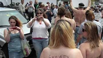 Quienes impulsan el proyecto fotográfico afirman que no hay delito en que las mujeres anden por la ciudad con los senos al aire y se amparan en una orden judicial emitida por la Corte del Condado de Monroe, en el 1992.