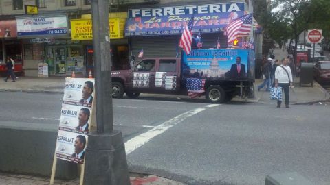 Este camión con publicidad de Espaillat permanece con música a alto volumen cerca del lugar donde se encuentran sus oponentes.