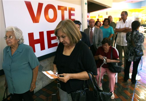 Un grupo de personas en Texas esperan en fila para emitir su voto.