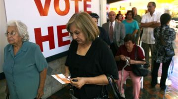 Un grupo de personas en Texas esperan en fila para emitir su voto.
